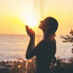 Après la baignade, des experts recommandent de se doucher rapidement pour la santé.