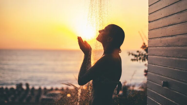 Après la baignade, des experts recommandent de se doucher rapidement pour la santé.