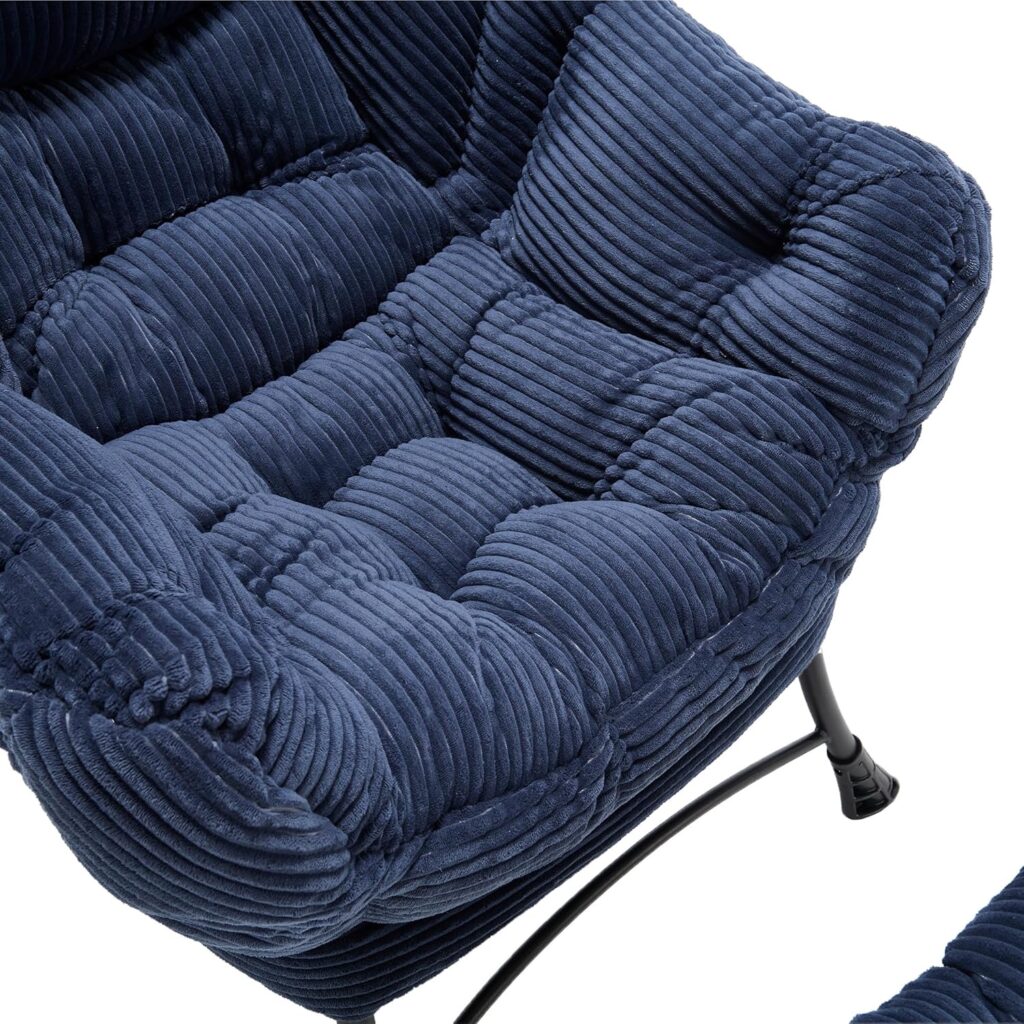Chaise longue moderne avec accoudoir et repose-pieds, idéale pour petits espaces.