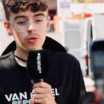 Un adolescent suit Paul Seixas durant le Tour de France avec Van Rysel, expérience immersive.