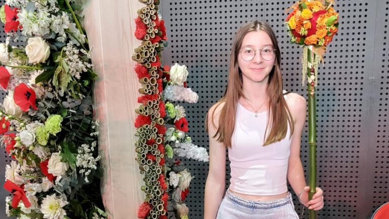 Manon, 17 ans, élue meilleure apprentie fleuriste de France, fait briller son talent.
