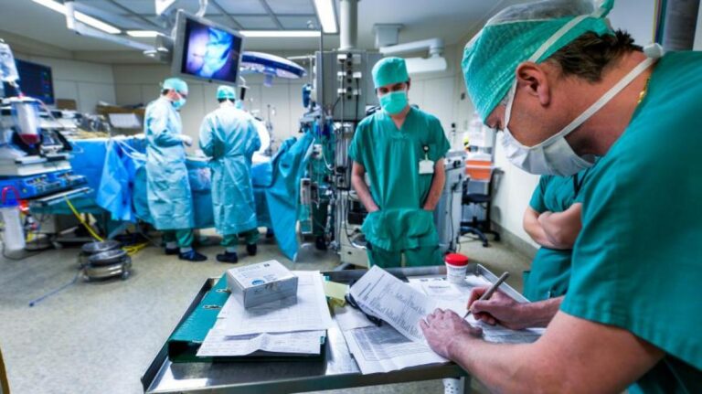 Augmentation du cancer du poumon chez les femmes et les non-fumeurs en France.