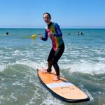 Apolline tente le surf à Wimereux, une expérience inattendue pour elle.
