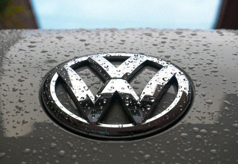 Volkswagen annonce la fermeture de quatre usines dans le cadre d’une restructuration.