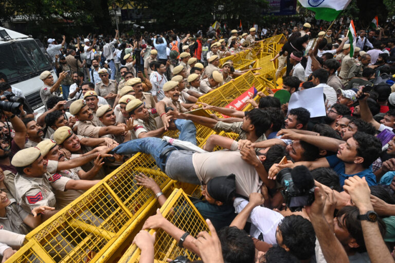 Le gouvernement Modi confronté à des manifestations de la jeunesse indienne sur des enjeux sociaux.