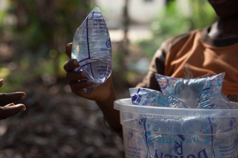 Polémique sur l’eau en sachet : le CAES dénonce des allégations et envisage des actions judiciaires.