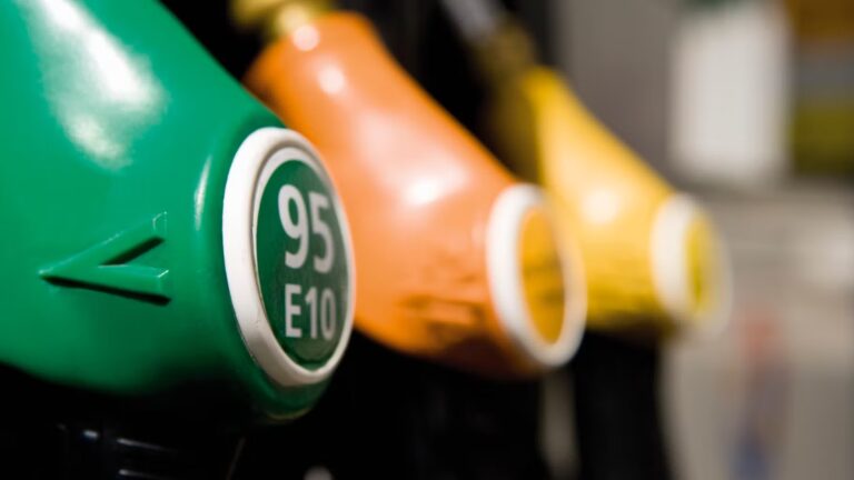 L’extension du conflit au Moyen-Orient entraîne une hausse du prix du baril de pétrole.