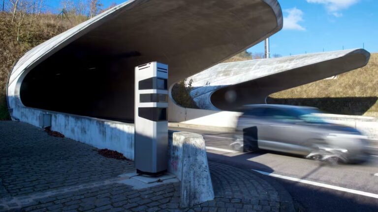 A13 fermée après un accident dans le tunnel Markusberg causé par un conducteur à contresens.