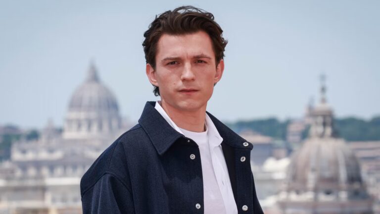 Tom Holland refuse d’utiliser une doublure pour incarner Fred Astaire au cinéma.