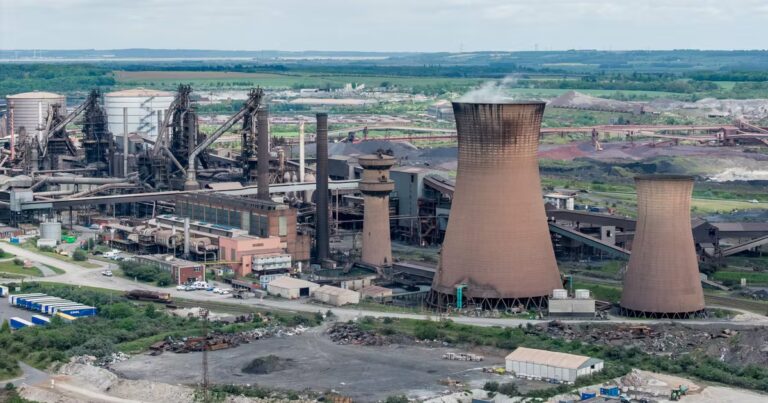 Le Royaume-Uni nationalise British Steel pour contrôler la production d’acier.