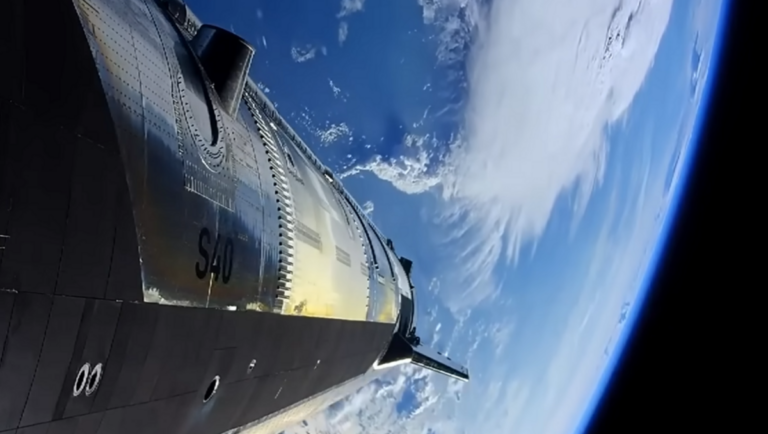 SpaceX réussit le vol de Starship V3 malgré la chute du premier étage, orbite et Lune en vue.