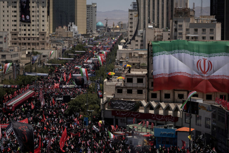 Frappes américaines : l’Iran accuse Washington de perturber les obsèques de Khamenei.