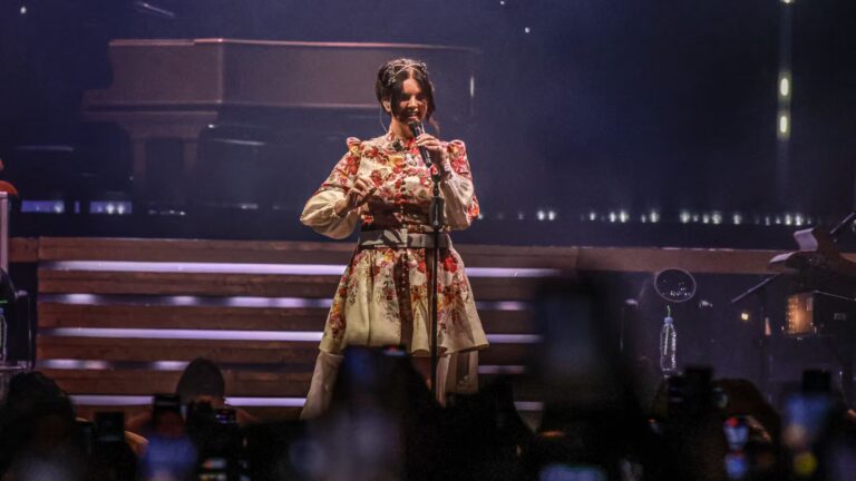 Lana Del Rey annonce la sortie de deux albums après une longue attente.