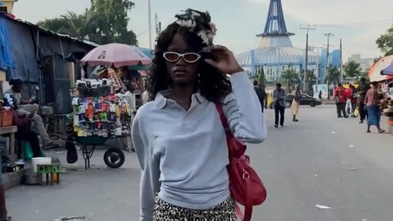 Deux femmes créent des tenues innovantes avec un budget limité dans la mode locale.