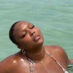 Lizzo porte une robe en tulle au style affirmé lors d&rsquo;un événement médiatique.