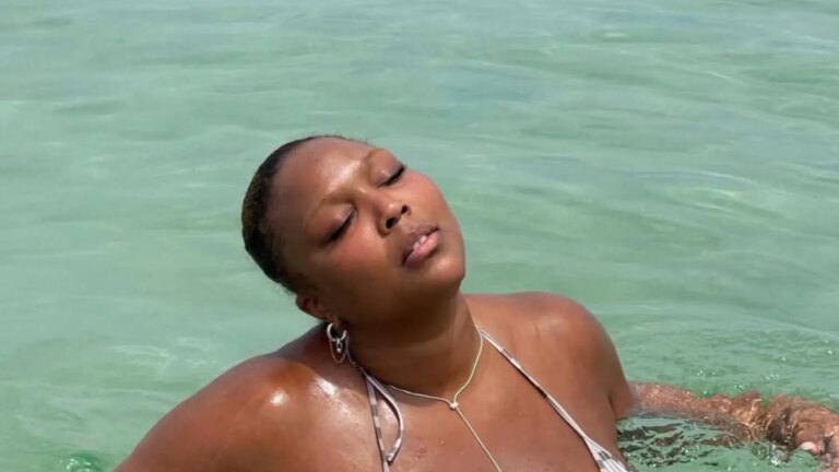 Lizzo porte une robe en tulle au style affirmé lors d’un événement médiatique.
