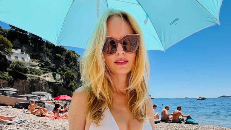 Heather Graham adopte un look estival sur la Côte d’Azur à 56 ans.