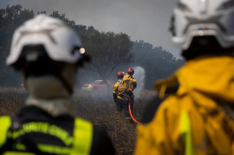 Fumées des incendies : les pompiers alertent sur les dangers persistants après les flammes