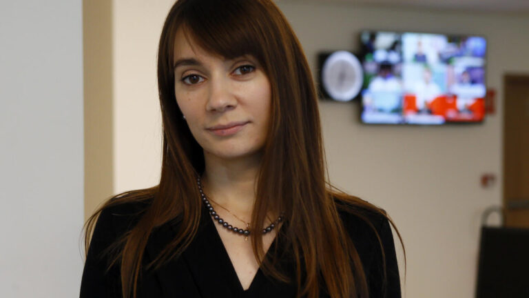 Le gouvernement français gèle les avoirs de la chroniqueuse Xenia Fedorova, dénonçant une pression politique.