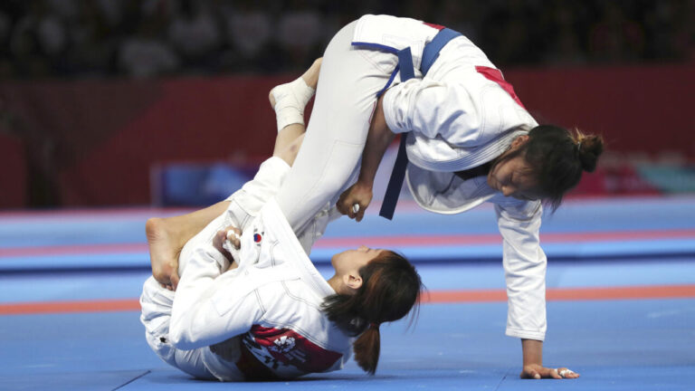 Betty Bonnet, championne du monde de ju-jitsu, partage son expérience et ses techniques.