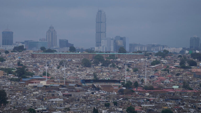 L’État sud-africain gèle une dotation de 200 millions de dollars pour Johannesburg.