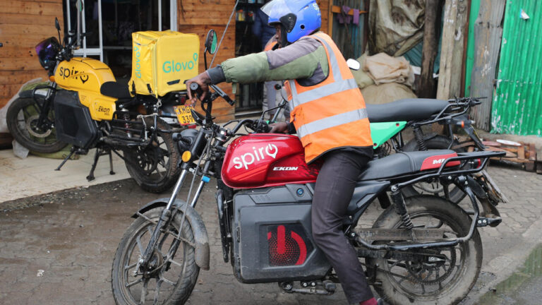 La croissance des ventes de motos électriques en Afrique liée à la guerre en Iran