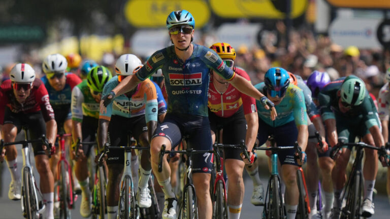 Tour de France : Tim Merlier remporte la 7e étape au sprint pour la Belgique.