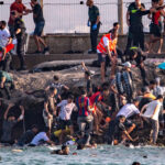 Afflux de migrants à Ceuta : les autorités espagnoles en difficulté face à la situation.