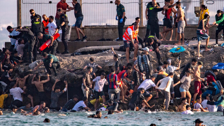 Afflux de migrants à Ceuta : les autorités espagnoles en difficulté face à la situation.