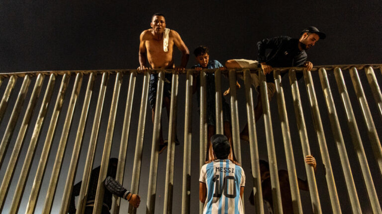 Afflux massif de migrants à Ceuta provoque tensions diplomatiques entre pays européens.