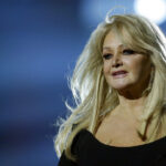 La chanteuse pop galloise Bonnie Tyler décède à 75 ans, selon des sources proches.