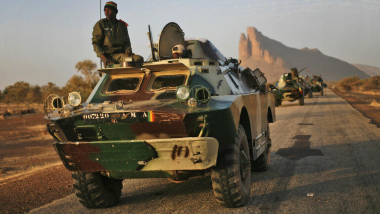 Mali : un convoi militaire attaqué dans le centre du pays, des pertes signalées.