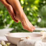 Quatre astuces pour un bain de pieds efficace selon des experts en santé bien-être.