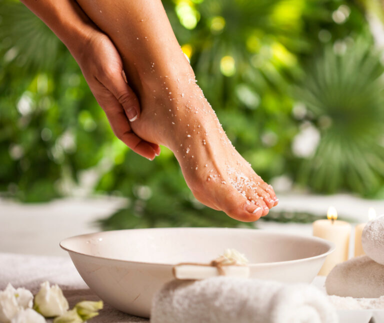 Quatre astuces pour un bain de pieds efficace selon des experts en santé bien-être.