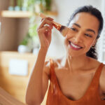 Astuces pour un maquillage d&rsquo;été adapté aux conditions climatiques variées.