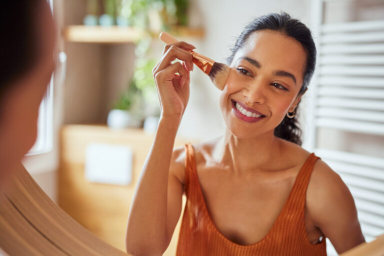 Astuces pour un maquillage d’été adapté aux conditions climatiques variées.