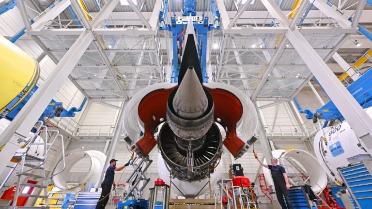 Airbus augmente ses livraisons d’avions en juin, visant un record pour les années à venir.