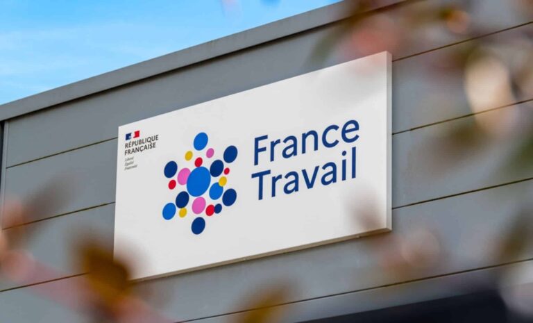 Allocations chômage gelées pour la première fois depuis une décennie en France.
