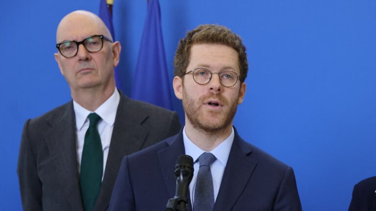 Bercy propose un débat sur la revalorisation des retraites et aides sociales face à l’inflation.