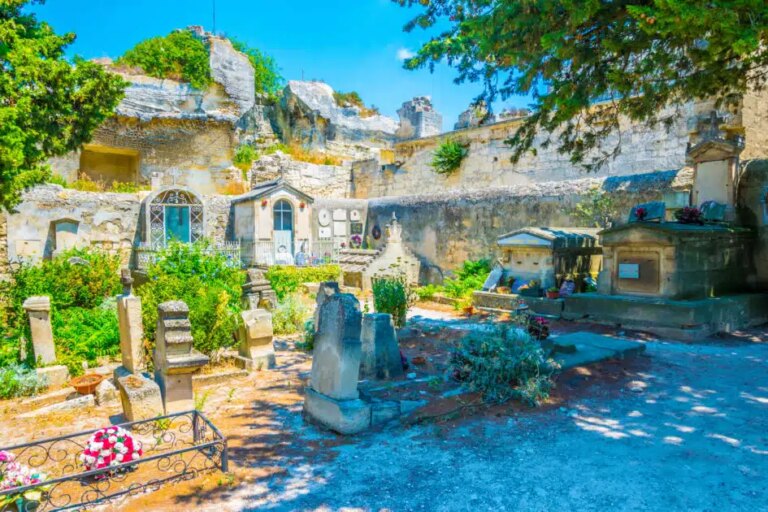 Provence : forteresse, champs de lavande et vignes attirent les visiteurs cet été.