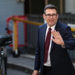 Andy Burnham face à des défis : croissance économique et financement de la défense au Royaume-Uni.