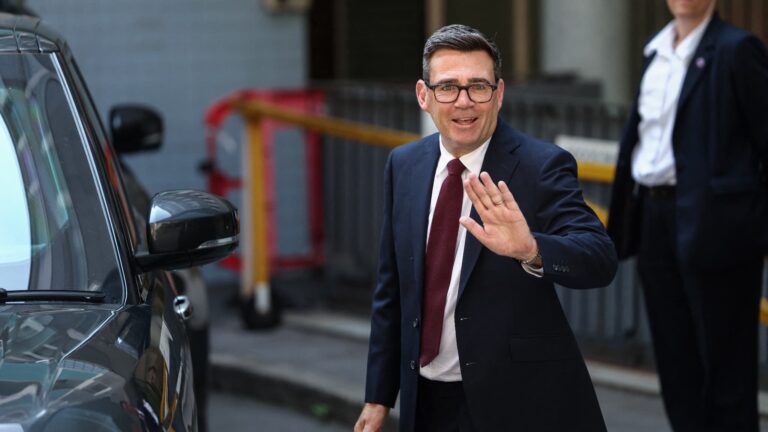 Andy Burnham face à des défis : croissance économique et financement de la défense au Royaume-Uni.