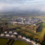 La cité fortifiée des Ardennes présente des remparts en forme d&rsquo;étoile.