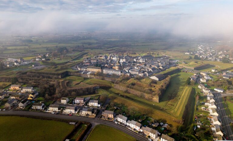 La cité fortifiée des Ardennes présente des remparts en forme d’étoile.