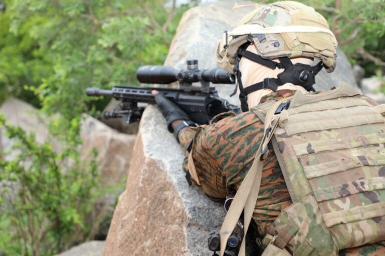 L’armée burkinabè neutralise plus de 400 assaillants lors d’une opération antiterroriste.