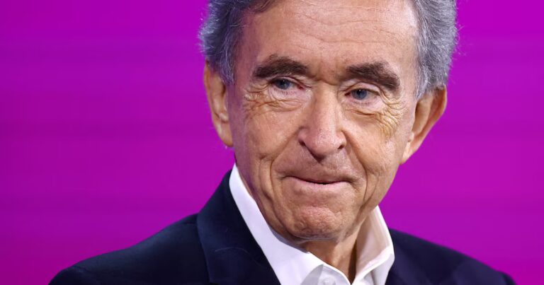 Bernard Arnault finance Polytechnique, soulignant le rôle des philanthropes en France.