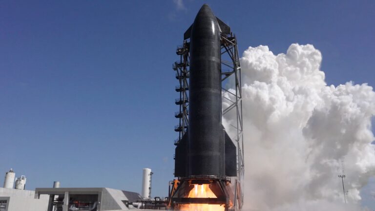 SpaceX active les 6 moteurs de Starship en préparation pour son 13e vol d’essai.