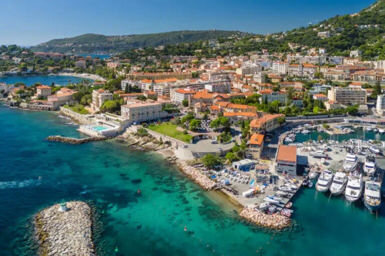 Côte d’Azur : cette commune voisine de Monaco révèle des trésors architecturaux méconnus.