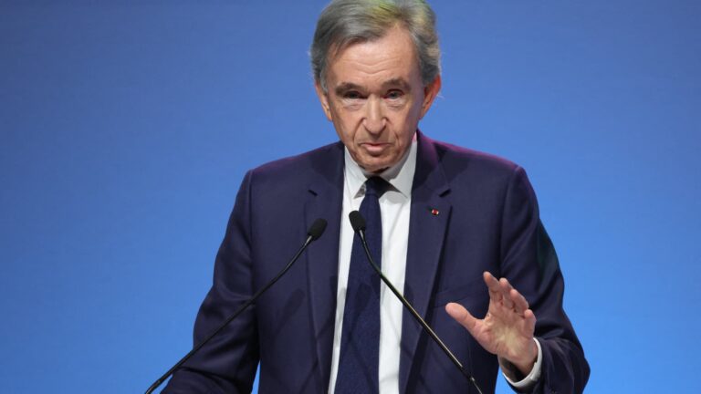 Bernard Arnault fait face à un redressement fiscal de 22,5 millions d’euros en France.