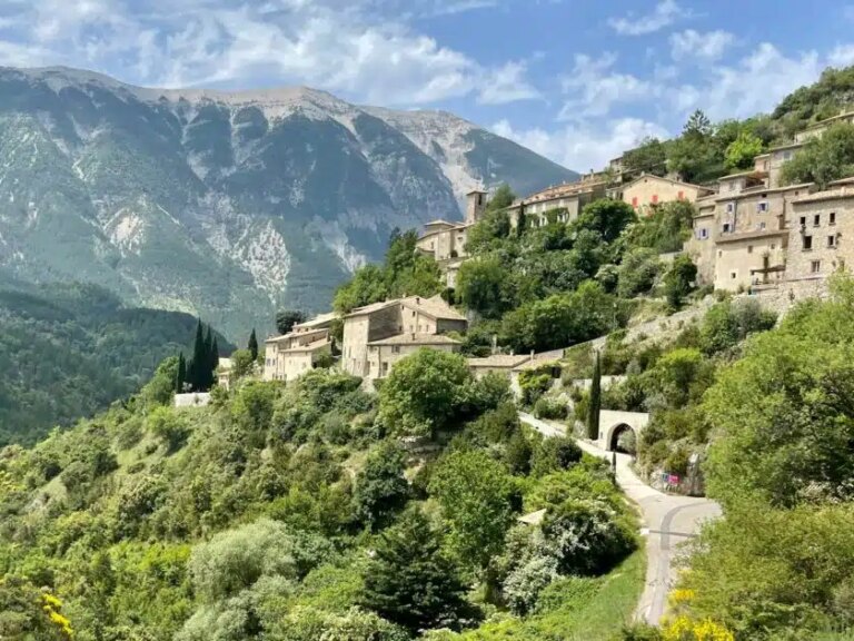 Brantes, bourgade du Vaucluse, offre une expérience authentique loin des foules estivales.